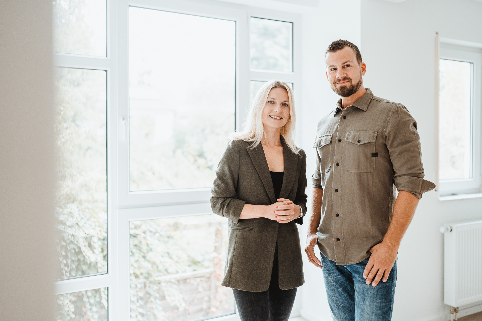 Beratungsgespräch im Büro von HOLZLAR Immobilien